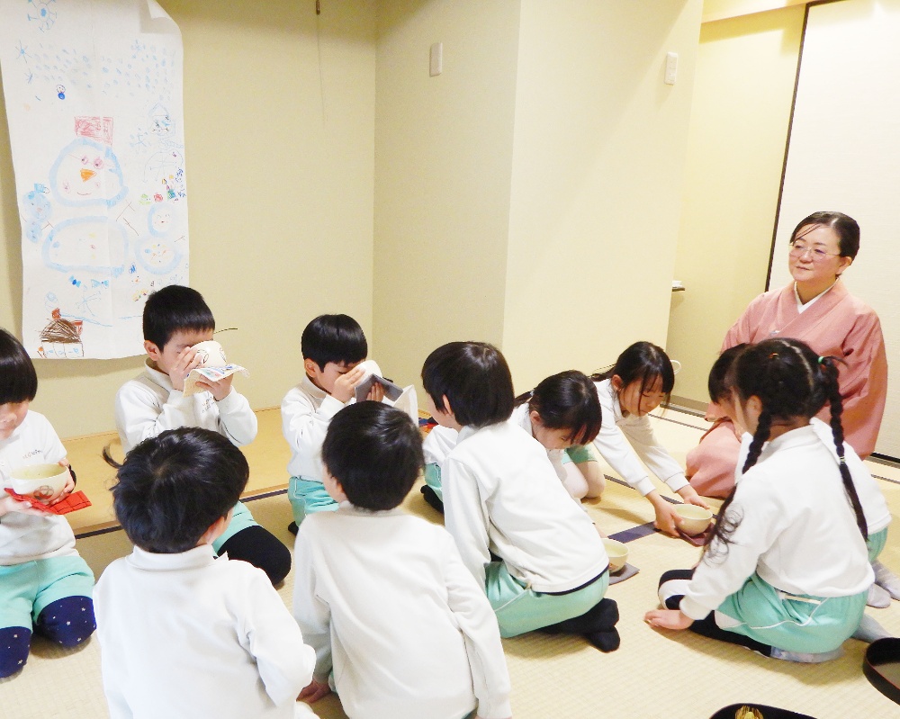 茶の湯遊びの様子