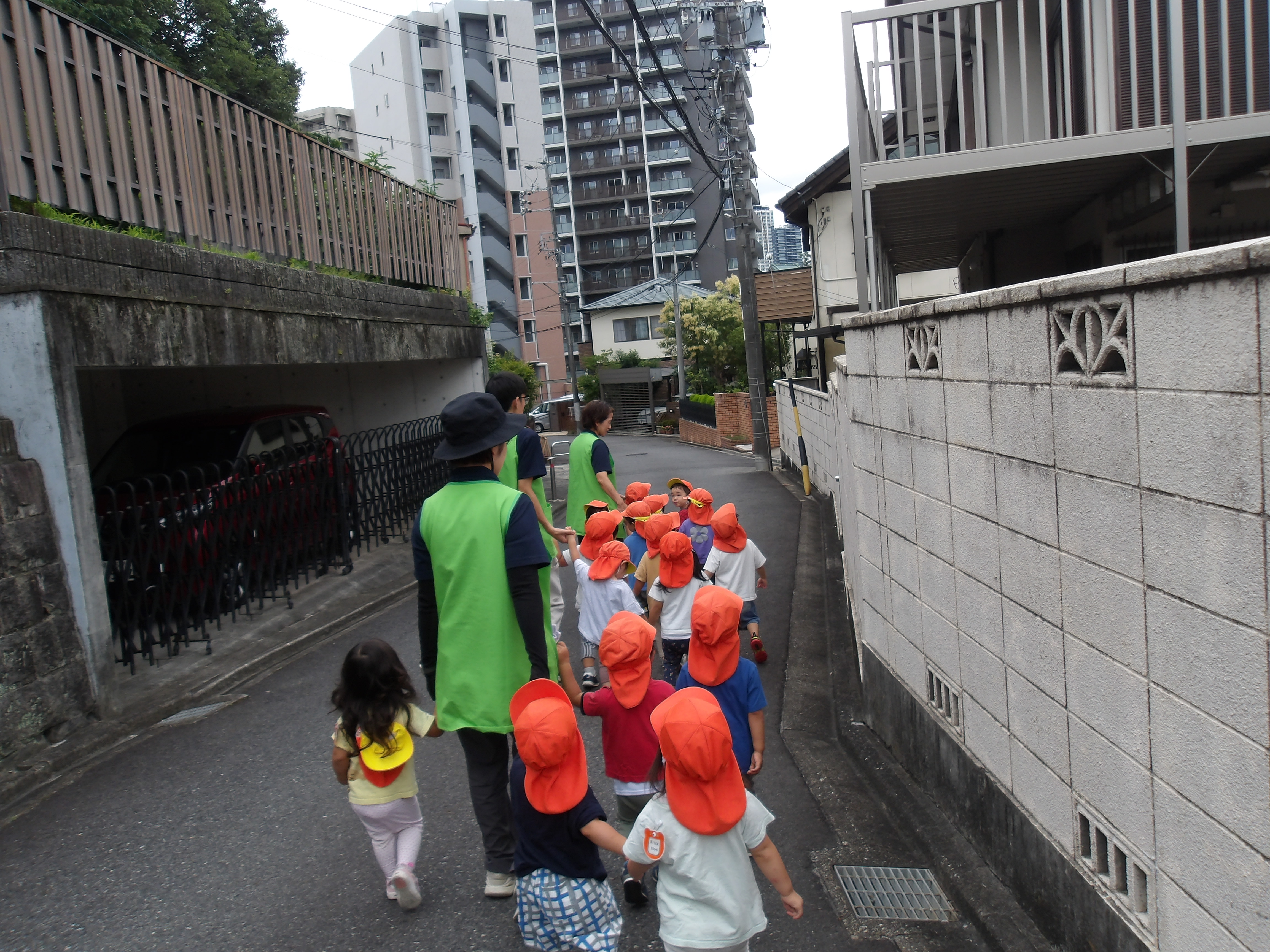 【中古】 写真集 幼児保育百年の歩み お散歩に行ったよ | ALL4KiDS-オールフォーキッズ- | 名古屋・春日井