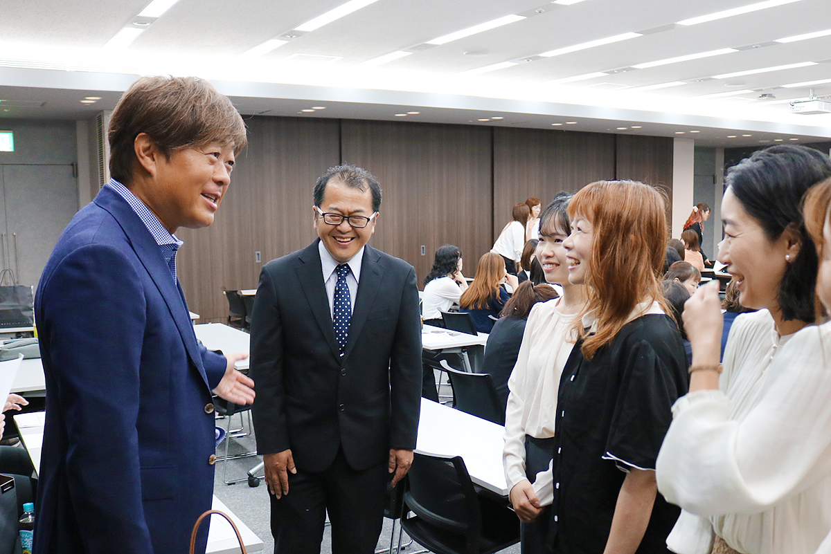 社会福祉法人ウィズ_理事長_中川幸俊と保育士さんの写真